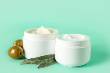 Renkli arkaplanda doğal zeytin kremi kavanozları