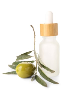 Beyaz arka planda gerekli zeytin yağıyla birlikte şişe
