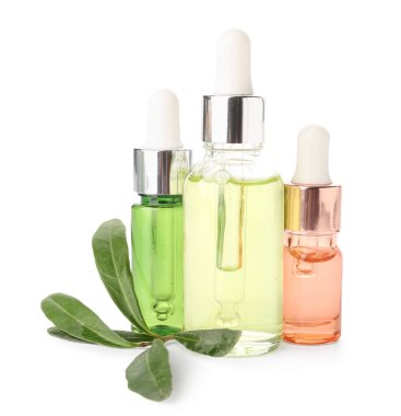 Beyaz arka planda gerekli zeytinyağı içeren farklı şişeler.