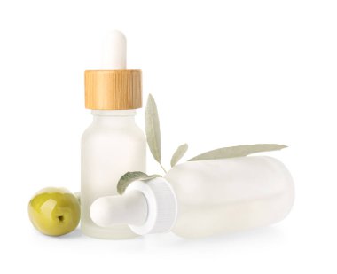 Beyaz arka planda izole edilmiş zeytinyağlı şişeler