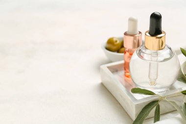 Hafif arka planda gerekli zeytinyağı şişeleri, yakın plan