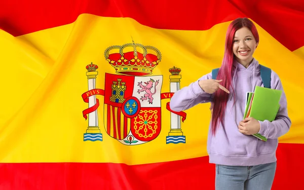 Spanya Bayrağına Karşı Genç Bir Kız Öğrenci Spanyolca Öğrenimi Kavramı — Stok fotoğraf