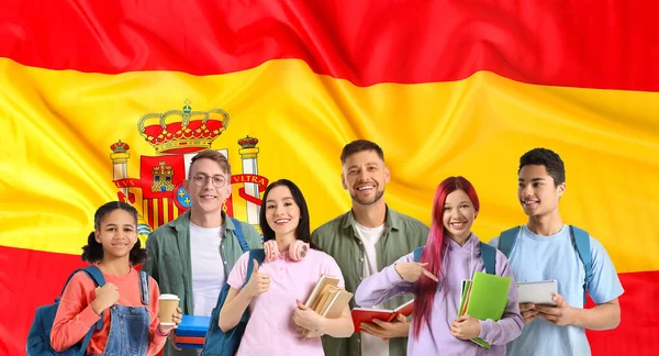 Grupo Estudiantes Contra Bandera España Concepto Estudiar Español —  Fotos de Stock