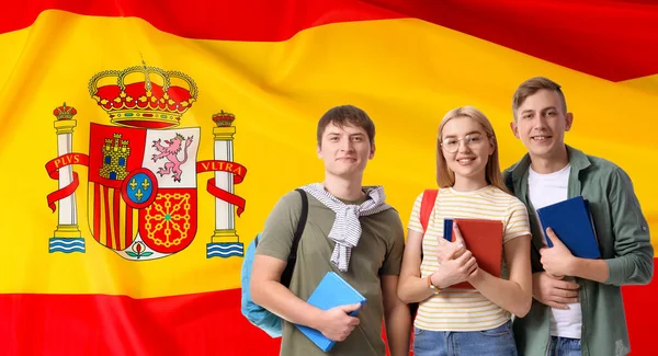 Grupo Estudiantes Contra Bandera España Concepto Estudiar Español —  Fotos de Stock