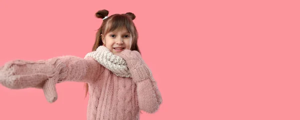 かわいいです女の子で冬服でピンクの背景とともにスペースのためにテキスト — ストック写真