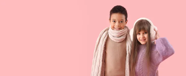 穿着冬季毛衣的可爱的小孩 背景为粉色 有文字空间 — 图库照片