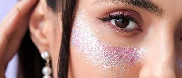 Mooie Jonge Vrouw Met Glitters Haar Gezicht Close — Stockfoto