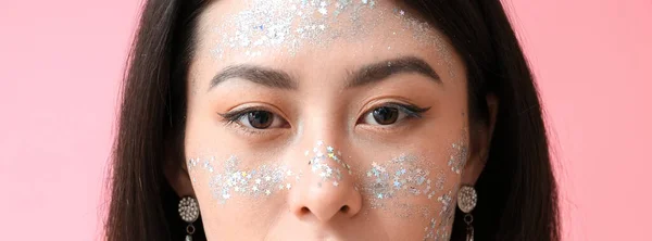Ritratto Giovane Donna Asiatica Con Trucco Glitter Sfondo Rosa Primo — Foto Stock