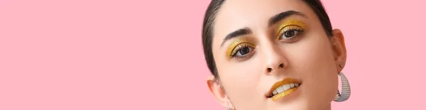 Attraktiv Ung Kvinde Med Skinnende Gylden Makeup Lyserød Baggrund Med - Stock-foto