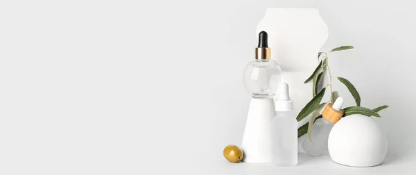 Flessen Essentiële Olijfolie Lichte Ondergrond Met Ruimte Voor Tekst — Stockfoto