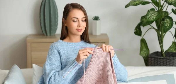 Young Woman Knitting Warm Sweater Home — Stock Photo, Image