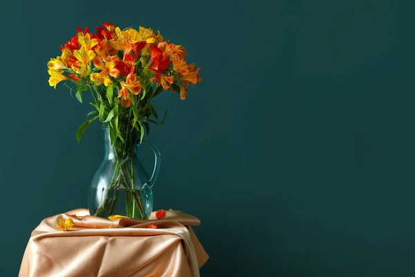 Yeşil Duvarın Yanındaki Masada Güzel Alstromerya Çiçekleriyle Dolu Bir Sürahi — Stok fotoğraf