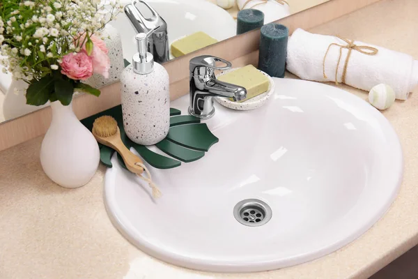 浴室里的浴室配件 洗澡盆和花瓶 桌上放着鲜花 — 图库照片