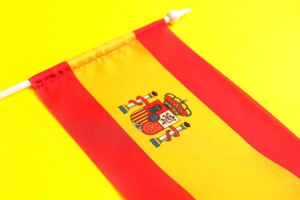 Bandeira Spain Fundo Amarelo Close — Fotografia de Stock