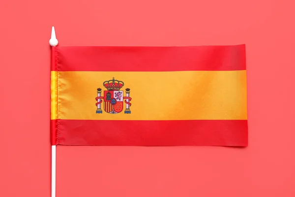 スペインの旗赤を背景に — ストック写真