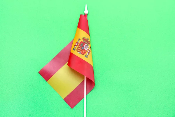 緑の背景にスペインの旗 — ストック写真