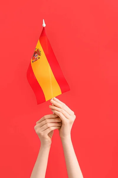 红底挂满西班牙国旗的妇女 — 图库照片