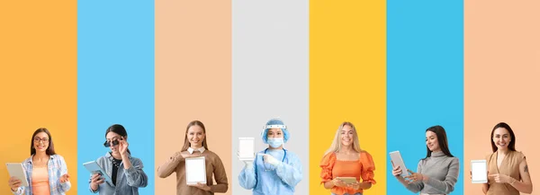 Zestaw Różnych Kobiet Tabletami Kolorowym Tle — Zdjęcie stockowe
