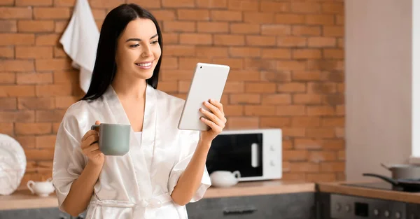 Morning Beautiful Young Woman Tablet Computer Coffee Kitchen — Stock Photo, Image