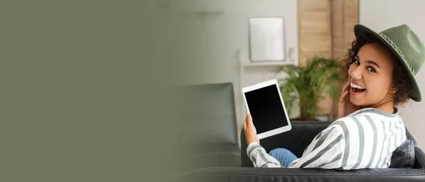 집에서 의자에 태블릿 컴퓨터를 가지고 설계를 — 스톡 사진