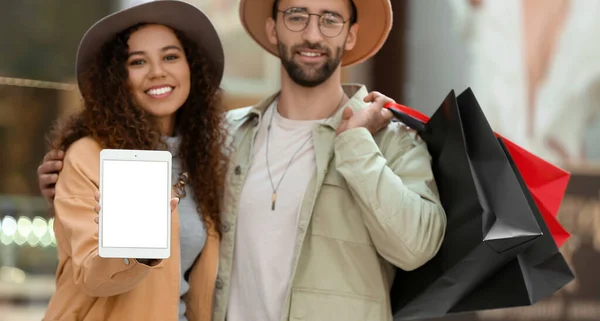 Couple Tablet Computer Shopping Bags City Street — Stock Photo, Image