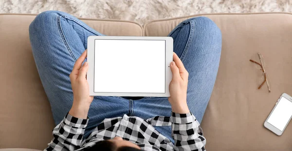 Evinde modern tablet bilgisayarı olan kadın, üst görünüm