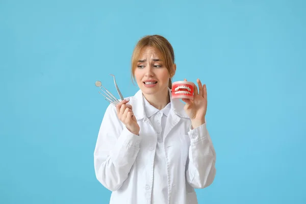 Scared Female Dentist Plastic Jaw Model Tools Blue Background — Stock Photo, Image