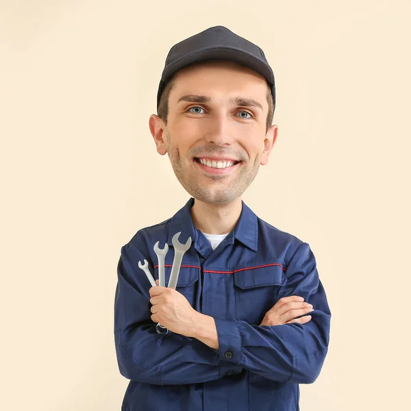 Funny Car Mechanic Big Head Light Beige Background — Stock Photo, Image