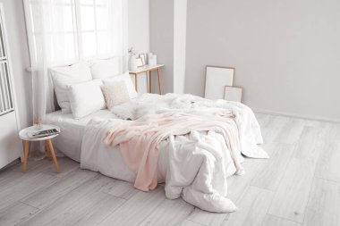 Büyük yataklı ve masalı aydınlatma odasının içi.