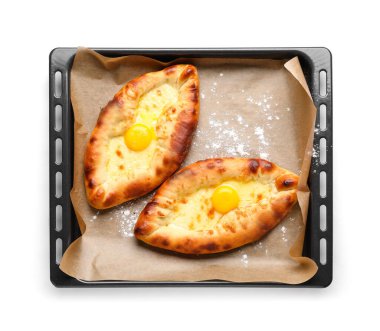 Beyaz arka planda lezzetli Ajarian Khachapuri 'li yemek tepsisi