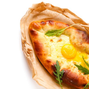 Lezzetli Ajarian Khachapuri beyaz arka planda izole edilmiş, yakın plan