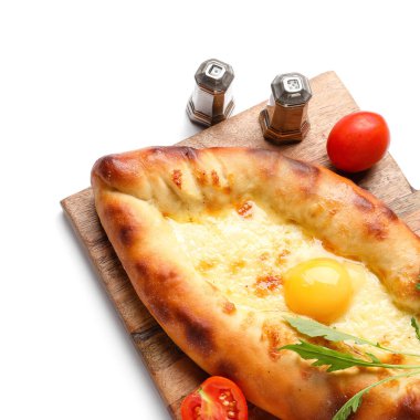 Beyaz arka planda izole edilmiş lezzetli Ajarian Khachapuri tahtasına sahip ahşap tahta.