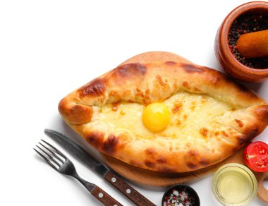 Beyaz arka planda lezzetli Ajarian khachapuri