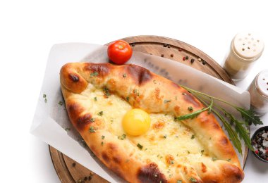 Beyaz arka planda lezzetli Ajarian Khachapuri tahtasına