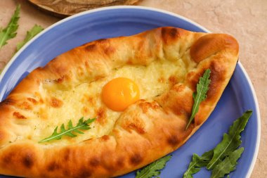 Lezzetli Ajarian Khachapuri tabağı, yakın plan.