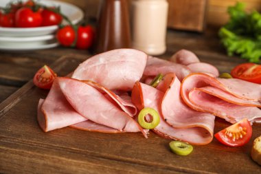 Lezzetli jambonlu ahşap tahta, yakın plan.