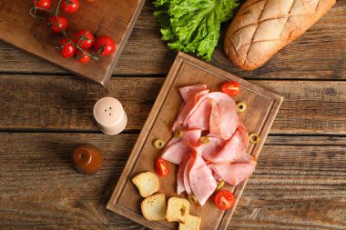 Lezzetli jambon ve ahşap arka planda krakerler.