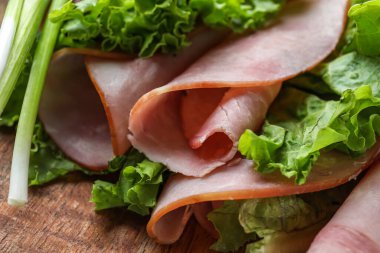 Marulla dilimlenmiş lezzetli jambon, yakın plan.