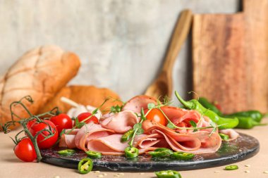 Lezzetli jambon, domates, biber ve mikro yeşil tabaklar.