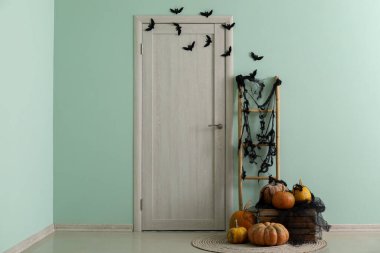 Cadılar Bayramı için salon kapısı ve merdiveniyle süslenmiş.