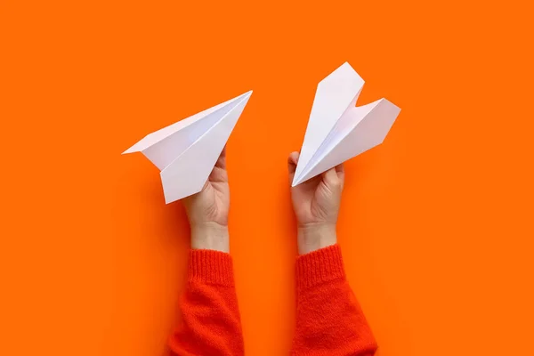 Kvinna Med Vita Papper Flygplan Orange Bakgrund — Stockfoto