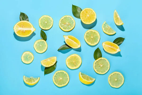 Шматочки Свіжих Лимонів Листя Кольоровому Фоні — стокове фото