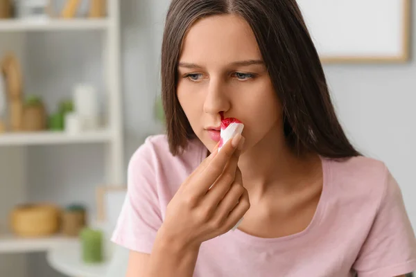 Jeune Femme Essuyant Saignement Nez Avec Des Tissus Maison Gros — Photo