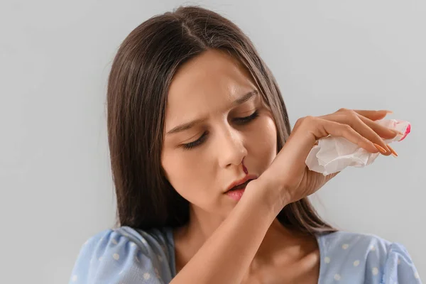 Mujer Joven Con Hemorragia Nasal Tejido Sobre Fondo Claro Primer — Foto de Stock