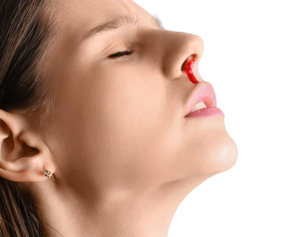 Mujer Joven Con Hemorragia Nasal Sobre Fondo Blanco Primer Plano —  Fotos de Stock