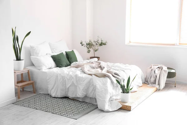 Interieur Van Lichte Kamer Met Groot Bed Kamerplanten — Stockfoto