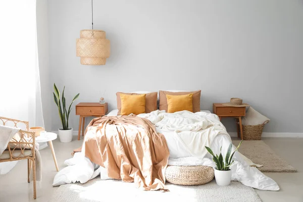 大きなベッド 観葉植物やランプ付きのモダンな部屋のインテリア — ストック写真
