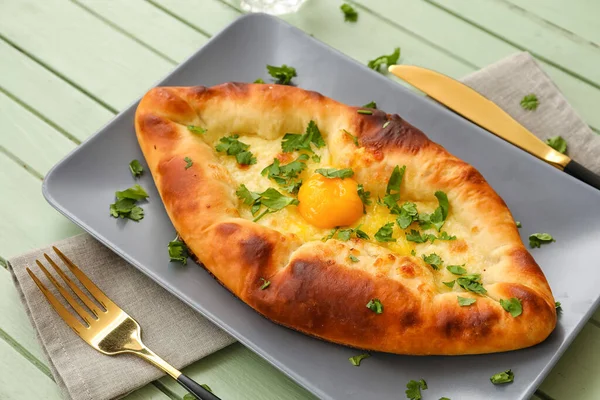 Assiette Avec Khachapuri Ajarian Savoureux Sur Fond Bois Couleur Gros — Photo