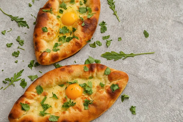 Delicioso Ajarian Khachapuri Com Verdes Fundo Claro — Fotografia de Stock