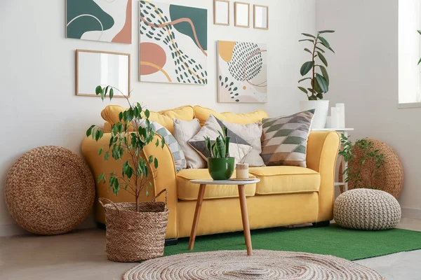 Interior Elegante Sala Estar Com Plantas Sala Sofá Amarelo Quadros — Fotografia de Stock